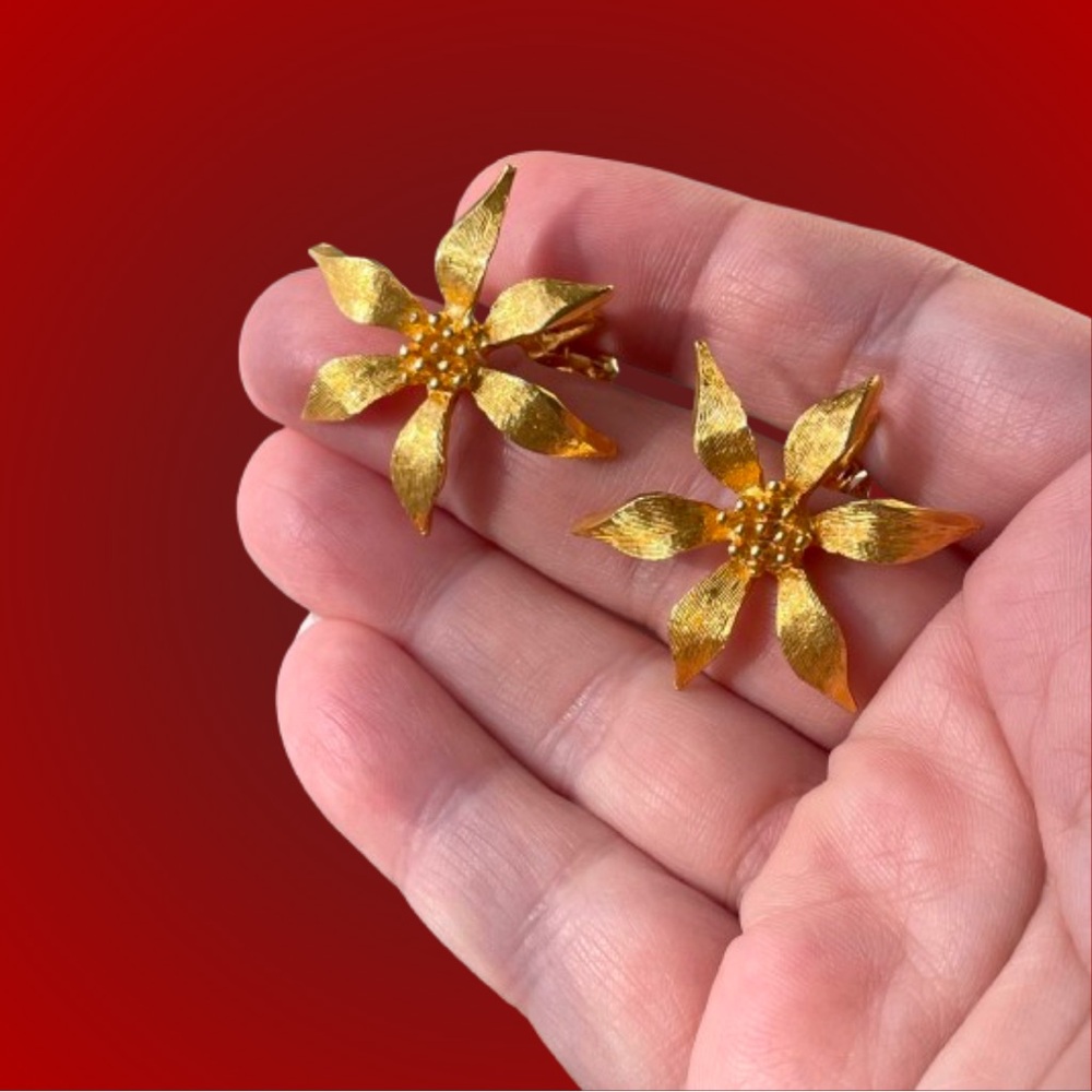 Vintage brushed goldtone poinsettia clip-on earrings midcentury holiday festive